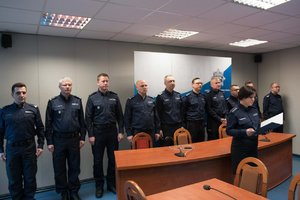 Zdjęcie kolorowe. Widoczni policjanci uczestniczący w uroczystości