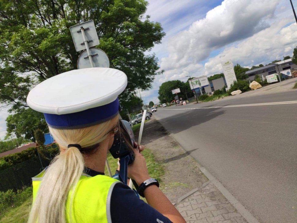 policjantka z radarem na drodze