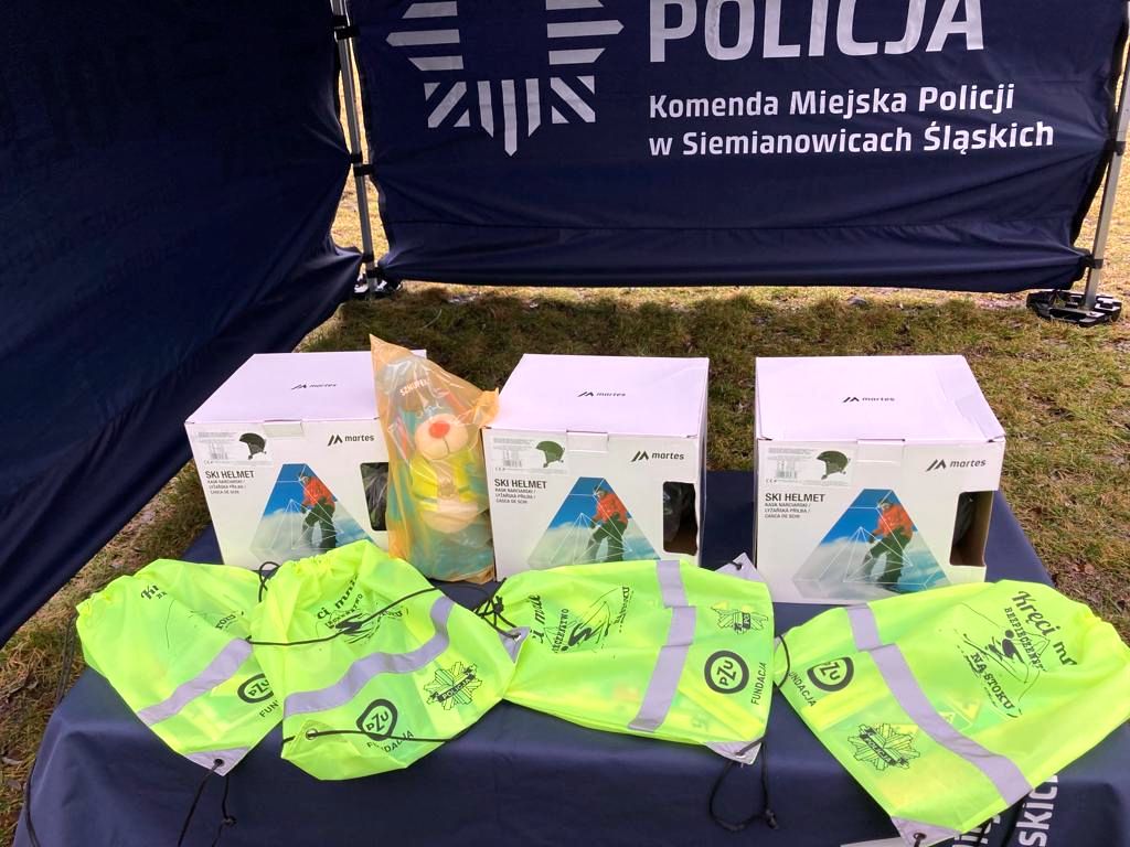 kaski do jazdy na nartach i worki odblaskowe z kampanii Kręci mnie bezpieczeństwo na stokach