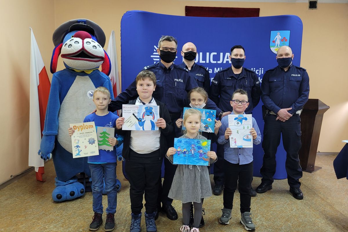 zdjęcie grupowe policjantów, laureatów i Sznupka