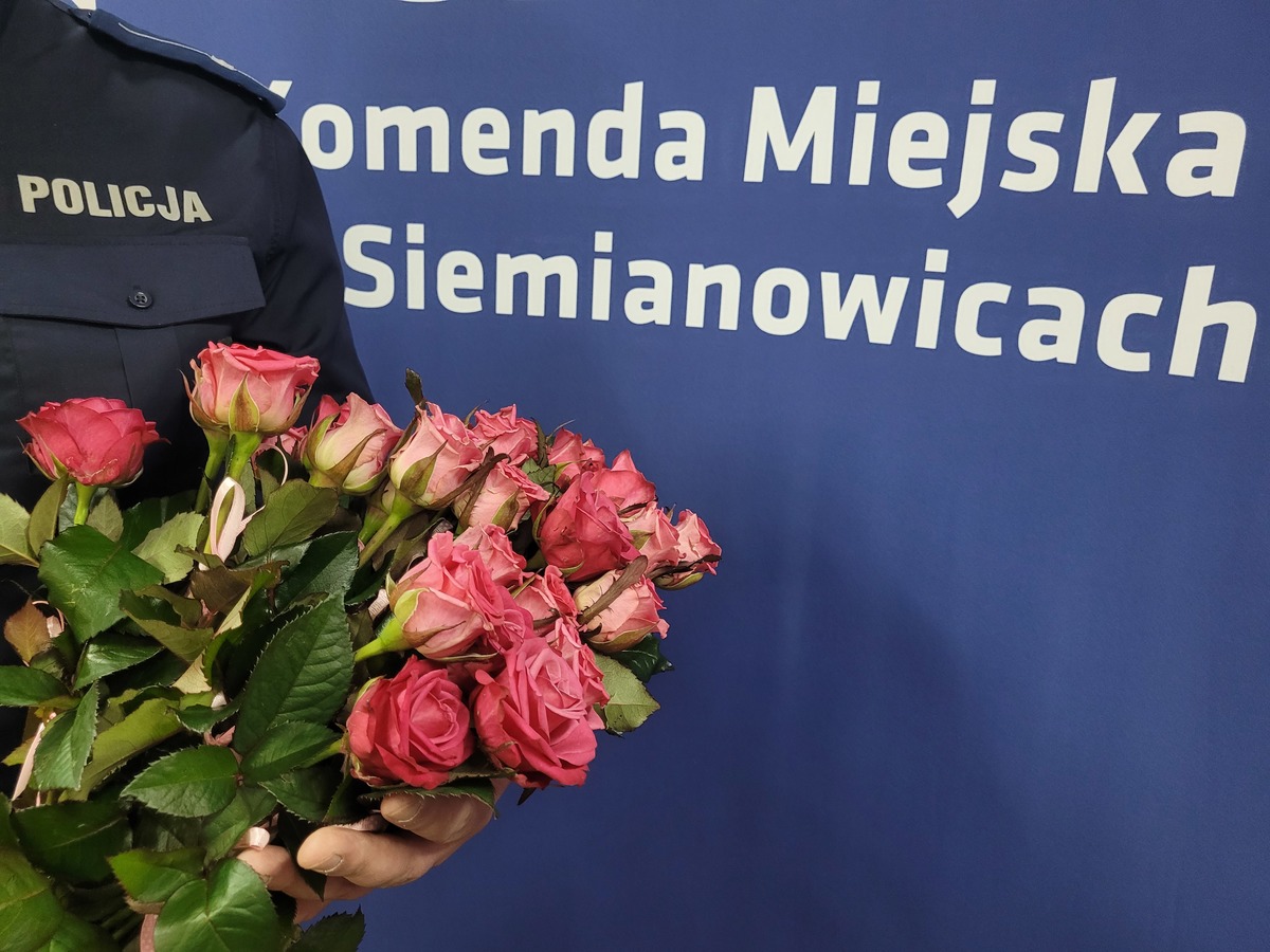 róże na tle munduru