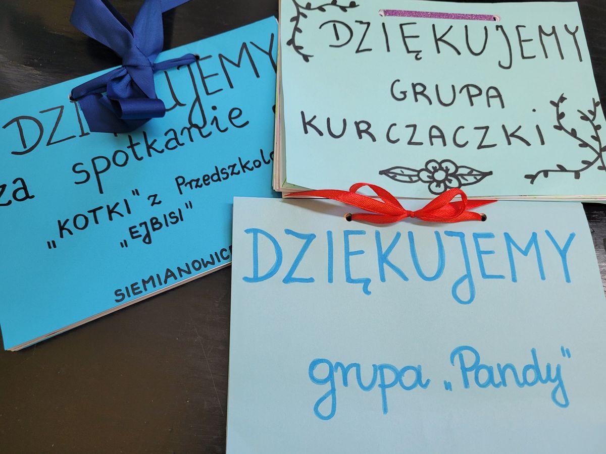 na zdjęciu laurki otrzymane od dzieci