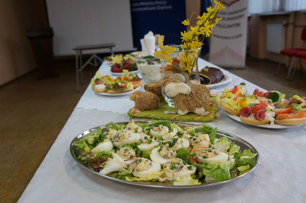 na zdjęciu stół wielkanocny z potrawami i dekoracjami