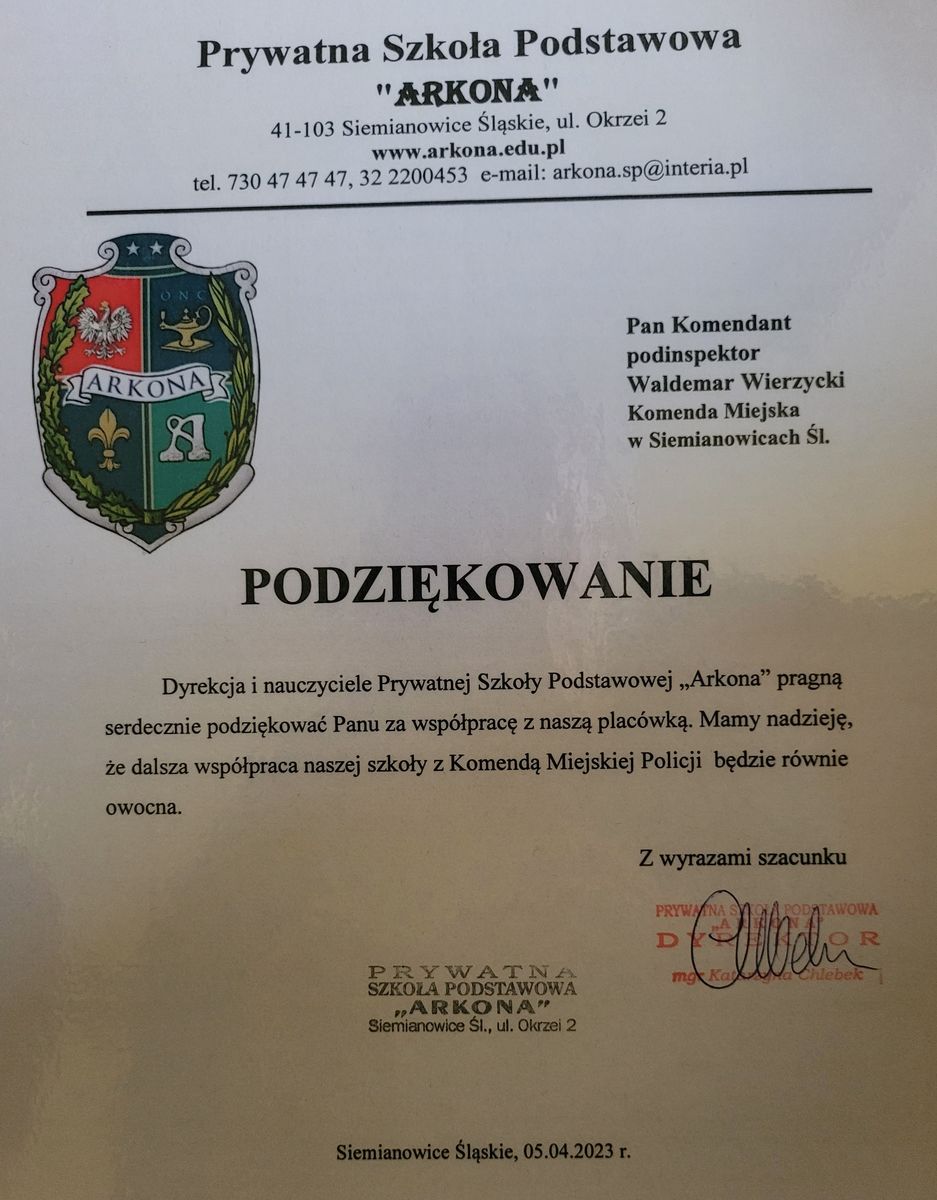 na zdjęciu podziękowania dla Komendanta: Dyrekcja i nauczyciele Prywatnej Szkoły Arkona pragną serdecznie podziękować Panu za współpracę z naszą placówką. Mamy nadzieję, że dalsza współpraca naszej szkoły z Komendą Miejską Policji będzie równie owocna. Z wyrazami szacunku Dyrektor mgr Katarzyna Chlebek