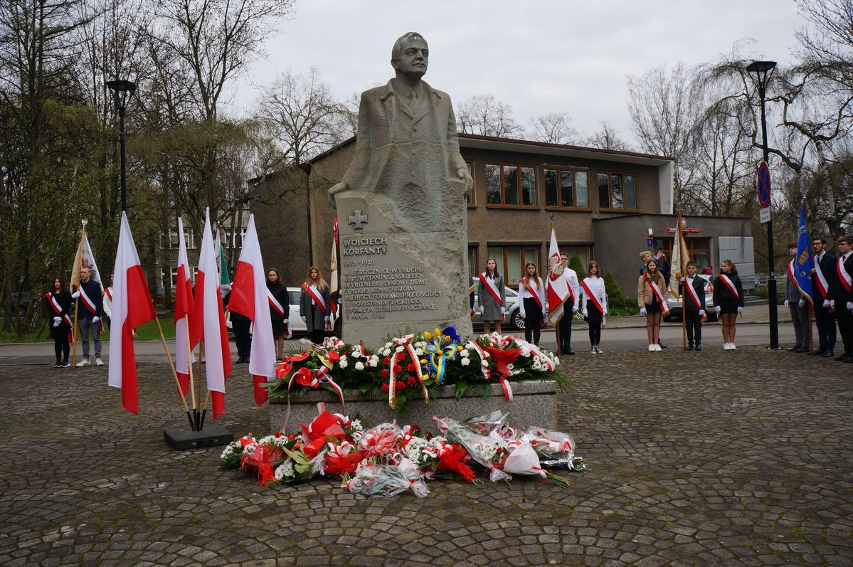 na zdjeciu pomnik Wojciech Korfantego z wiązankami