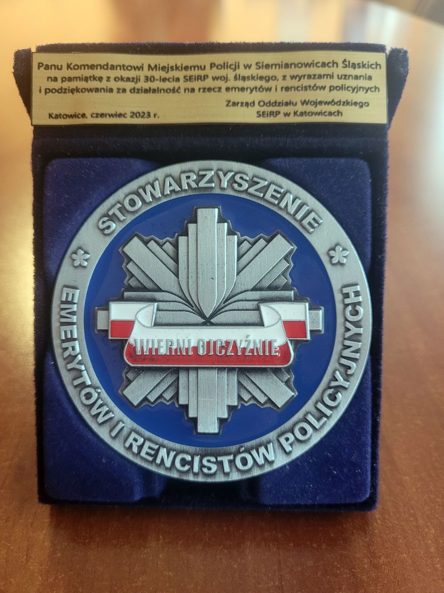 na zdjęciu medal