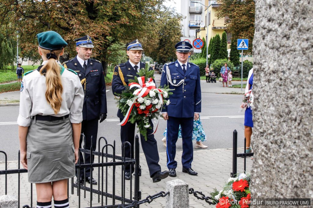 na zdjęciu delegacja strażaków z wiązanką i I Zastępca