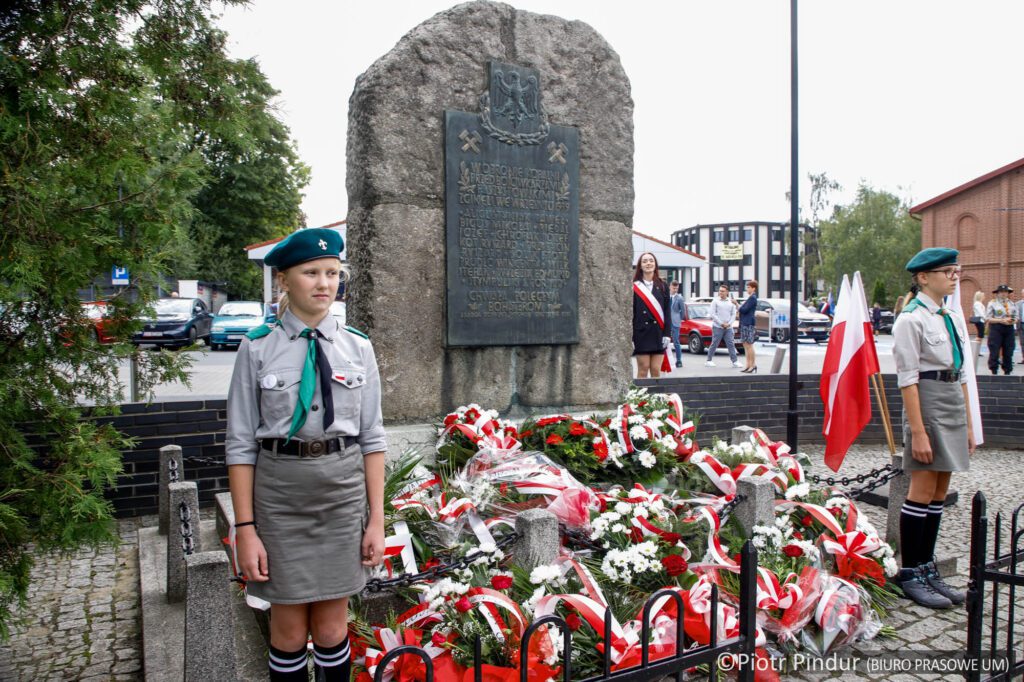 na zdjęciu pomnik Obrońców Kopalni "Michał", warta harcerzy