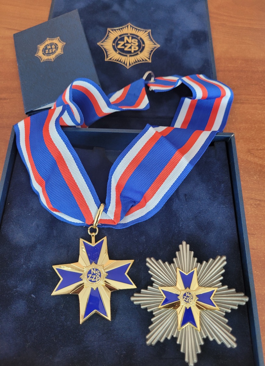 na zdjęciu medal z gwiazdą