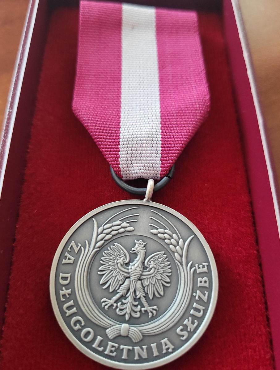 na zdjęciu medal