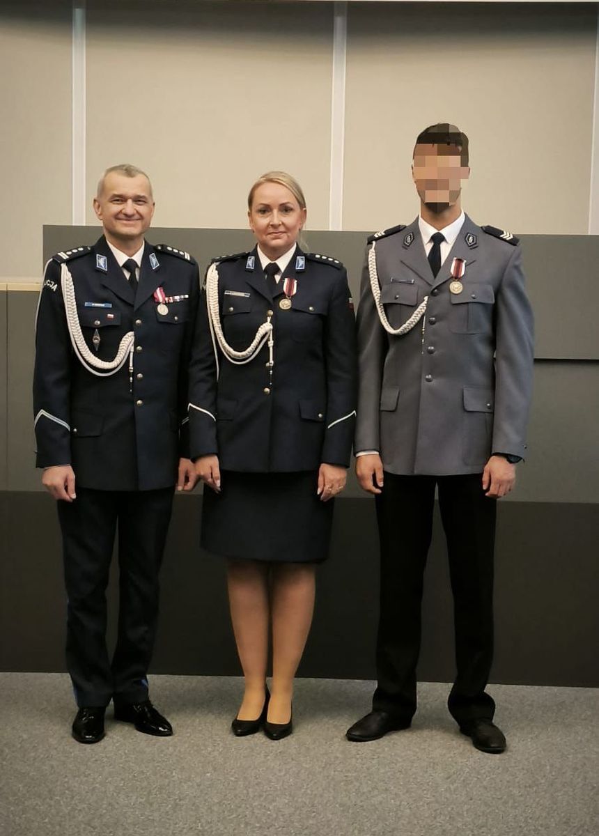 na zdjęciu wyróżnieni policjanci ze swoim komendantem