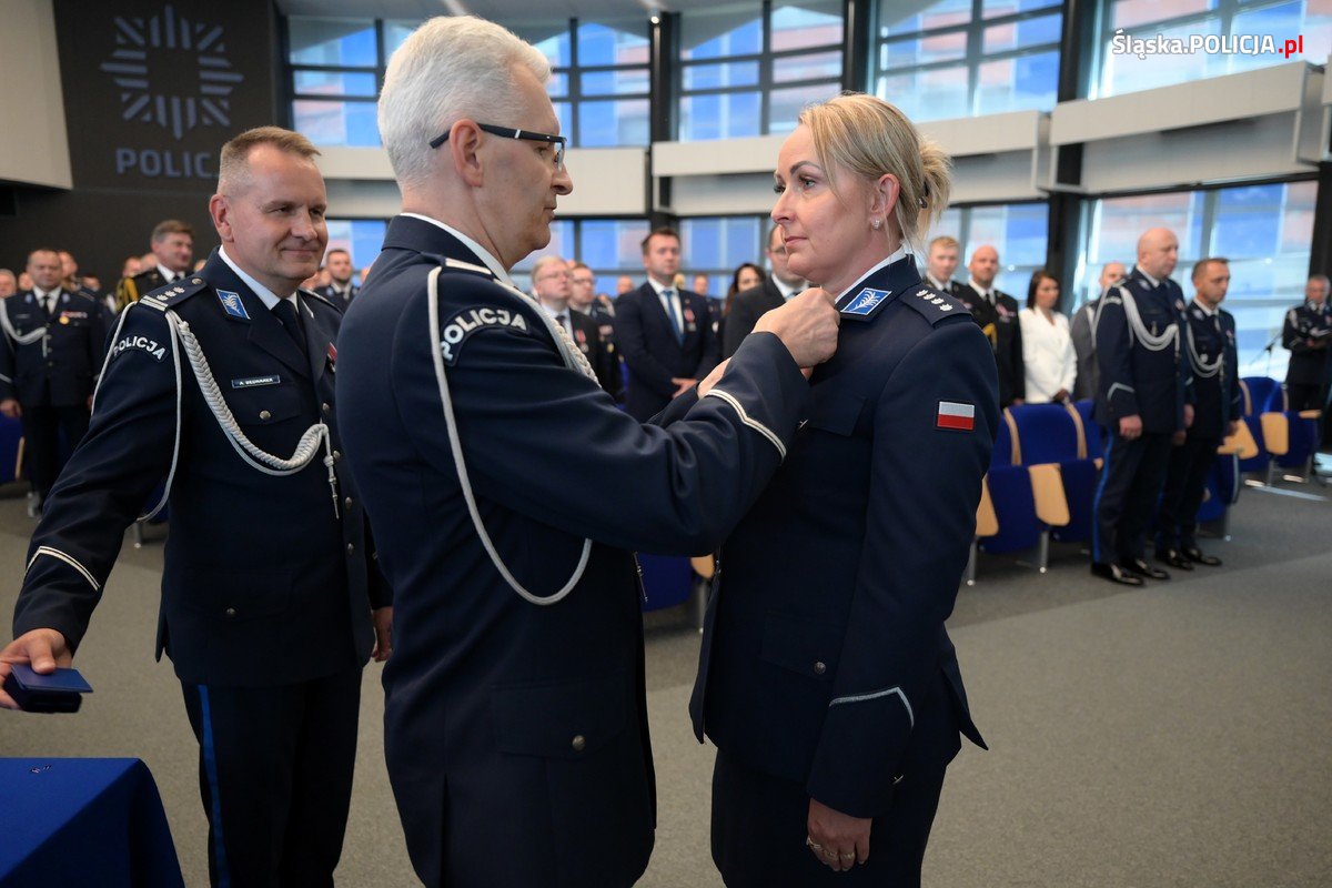 na zdjęciu insp. Mariusz Krzystyniak przypina odznaczenie policjantce