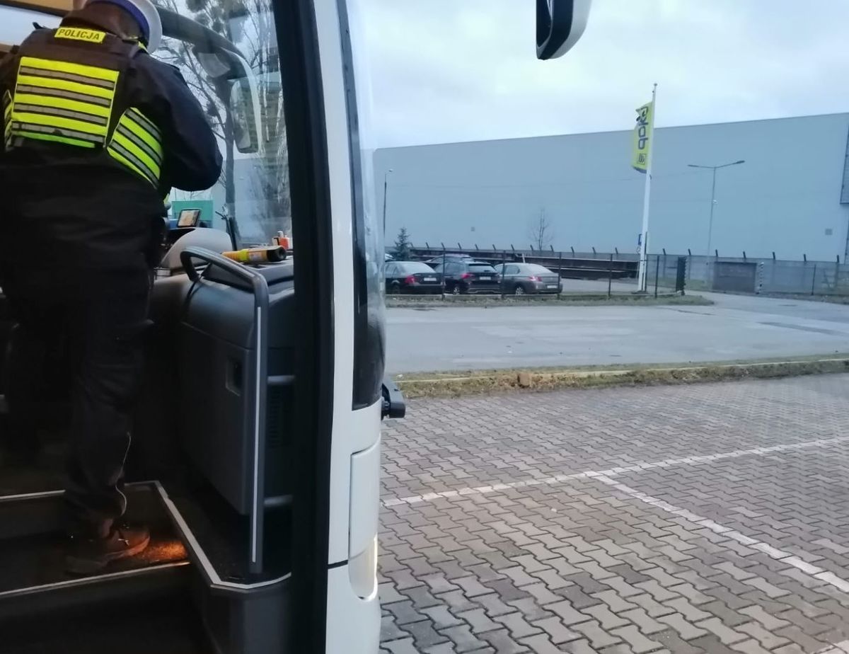 na zdjęciu policjant w środku autokaru