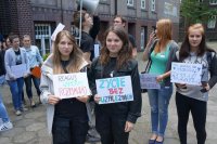 młodzież z plakatami