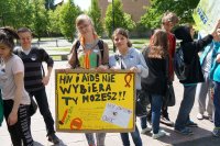 młodzież z plakatami