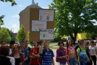 młodzież z plakatami