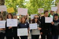 młodzież z plakatami