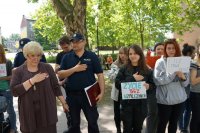 młodzież z plakatami