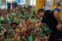 policjant z dziećmi na imprezie bibliotecznej