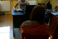 policjantka przesłuchuje zatrzymaną