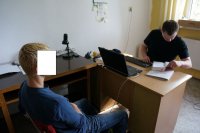 Policjant przesłuchuje zatrzymanego