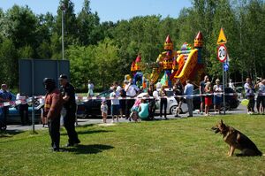 policjant z psem służbowym