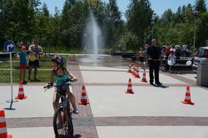jazda na rowerze pod okiem policjanta z ruchu drogowego