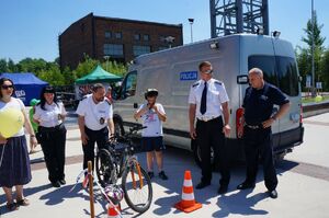 jazda na rowerze pod okiem policjantów z ruchu drogowego