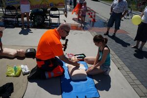 instruktaż z pierwszej pomocy na manekinie