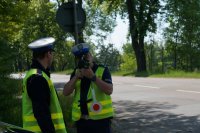 policjant wykonujący pomiar prędkości