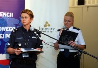 policjantki podczas inauguracji kampanii &quot;Pozory mylą, dowód nie&quot;
