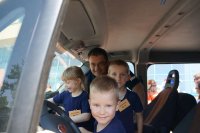policjant z przedszkolakami  w radiowozie