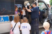 policjant demonstruje sprzęt policyjny przedszkolaków