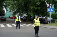 policjant z Młodzieżową Służbą Ruchu Drogowego