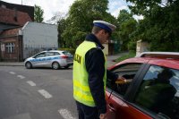 policjant podczas kontroli stanu trzeźwości