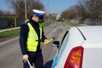 policjant kontrolujący stan trzeźwości