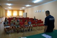 policjant podczas spotkania z dziećmi