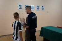 policjant podczas spotkania z dziećmi