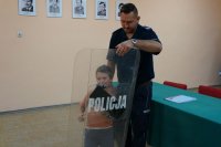 policjant podczas spotkania z dziećmi