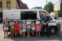 policjant podczas spotkania z dziećmi