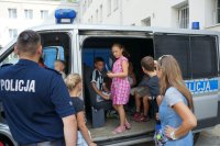 policjant podczas spotkania z dziećmi