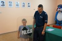 policjant podczas spotkania z dziećmi