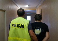 policjant z zatrzymanym sprawcą włamania