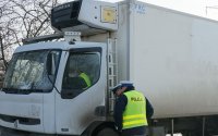 policjant wykonujący czynności na drodze