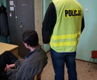 policjant z zatrzymanym