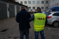 policjant z zatrzymanym