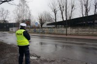 policjant przy przejściu dla pieszych