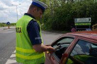 policjant przeprowadzający badanie stanu trzeźwości