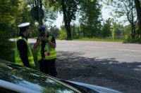 policjanci wykonujący pomiar prędkości
