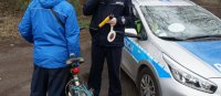 policjant kontrolujący stan trzeźwości rowerzysty